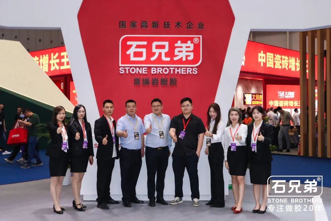 吸睛模特展示產(chǎn)品秀，石兄弟人氣燃爆亞洲最大陶瓷展！